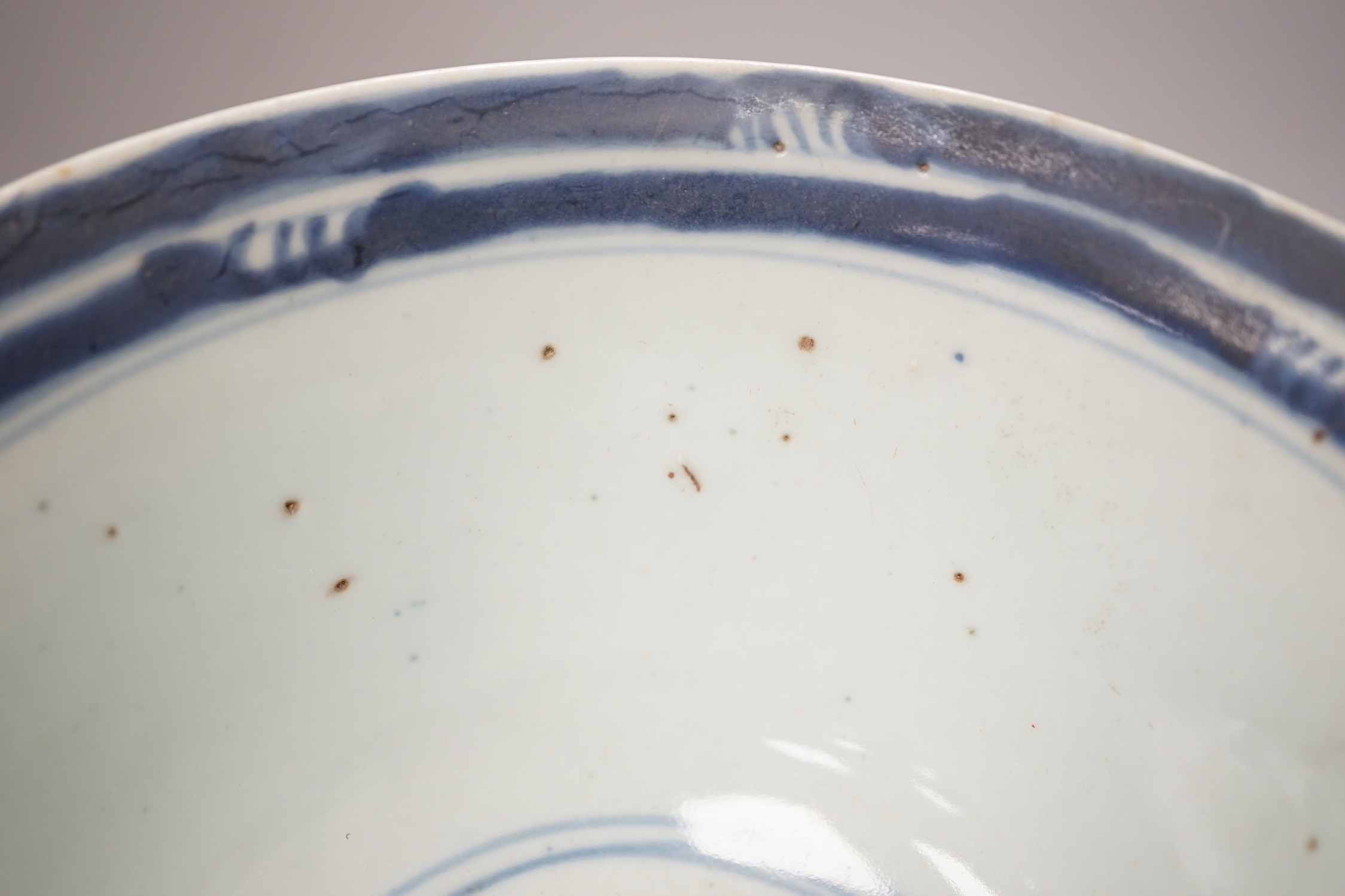 A Chinese Ming dynasty blue and white bowl, 17cm